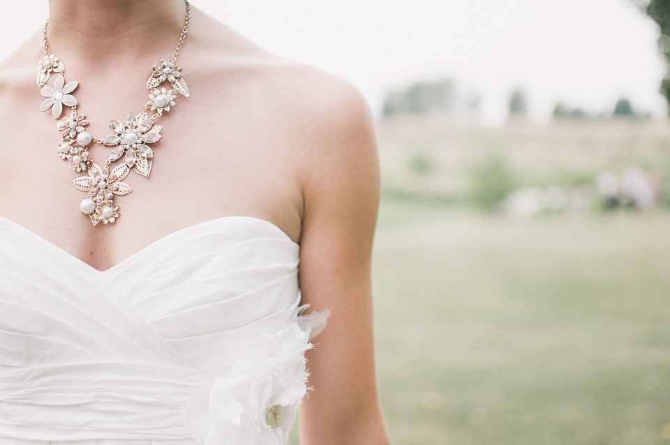 Abito da sposa con piume 2024: trova il tuo preferito