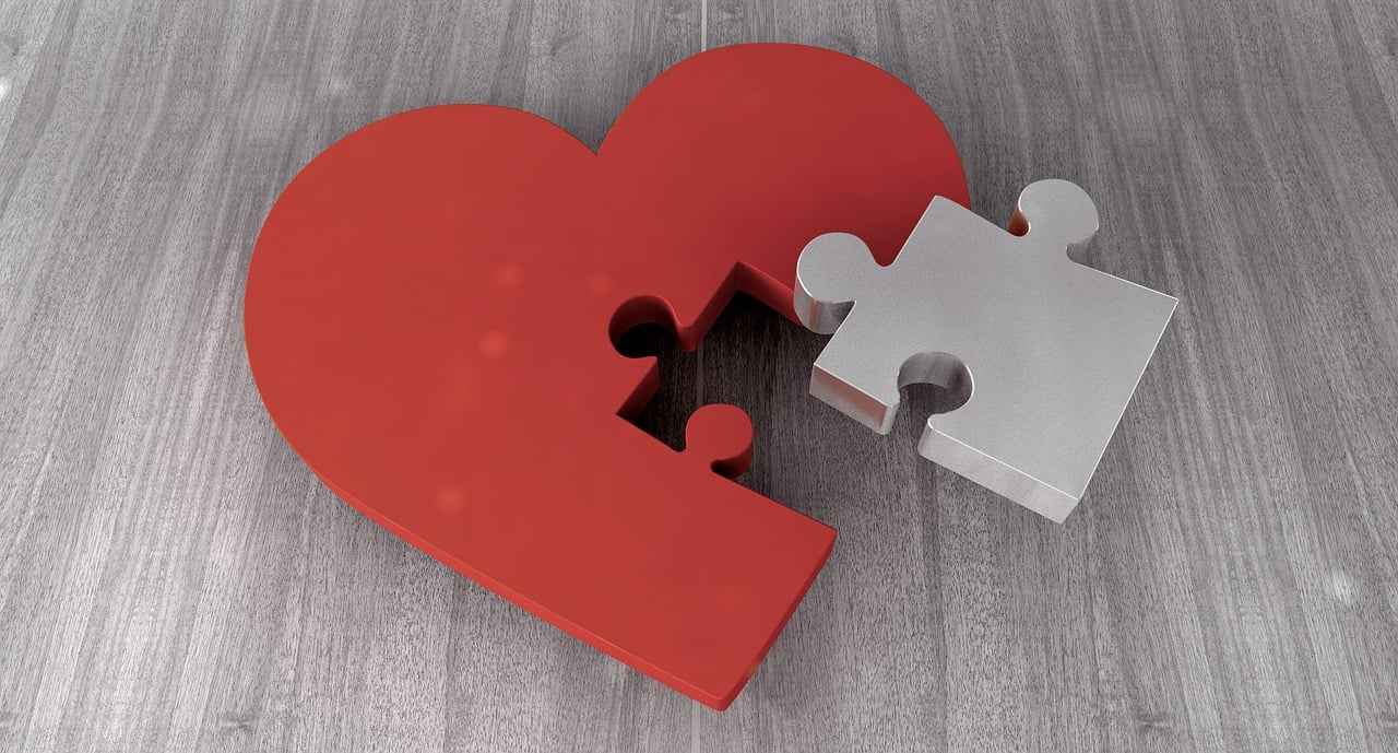 Partecipazioni per matrimonio fai da te: inviti in stile puzzle