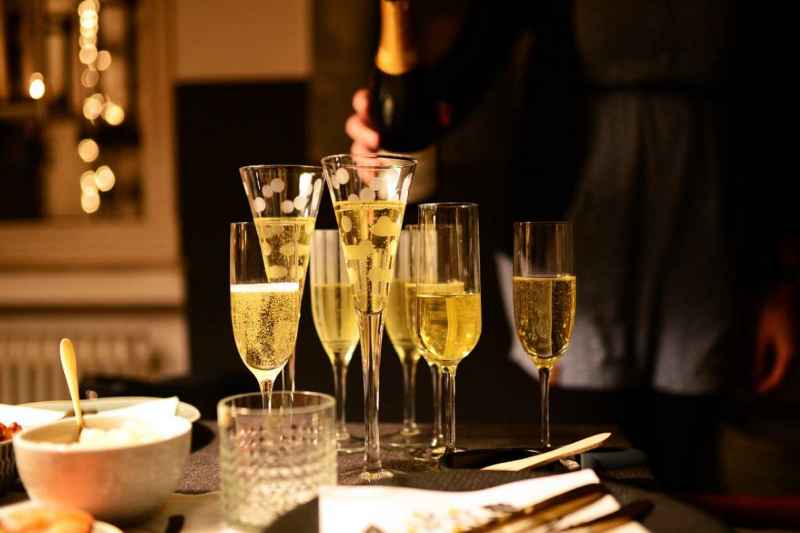 Champagne tower al matrimonio: Quando farla per un effetto WOW? Scopri i momenti ideali!