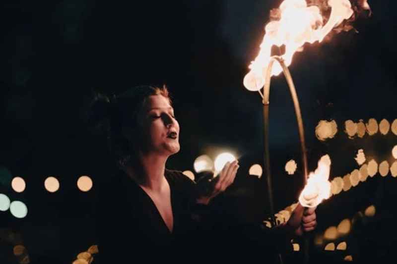 Spettacolo con fuoco e farfalle luminose per matrimonio, idee uniche per animazione al taglio torta 